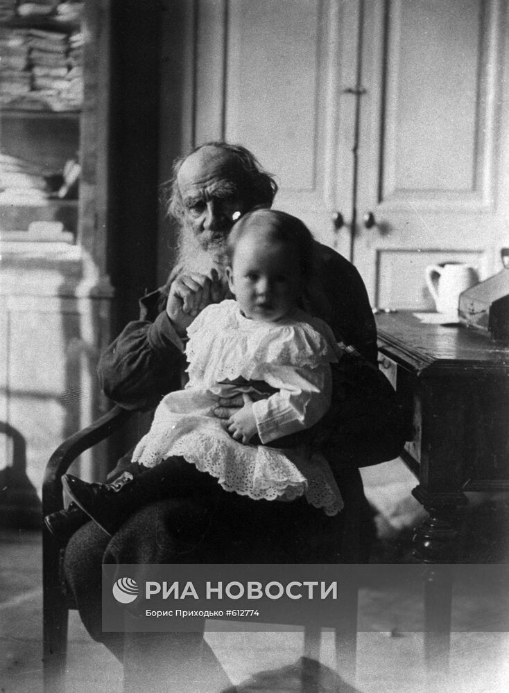 Лев Толстой с внучкой Таней в Ясной Поляне, 1907 год