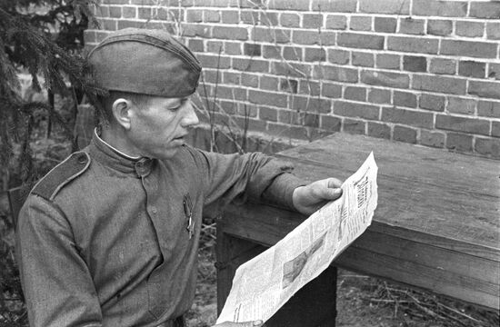 Боец читает газету