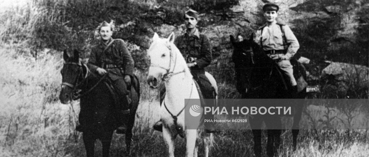 Военный корреспондент Павел Лукницкий с боевыми товарищами