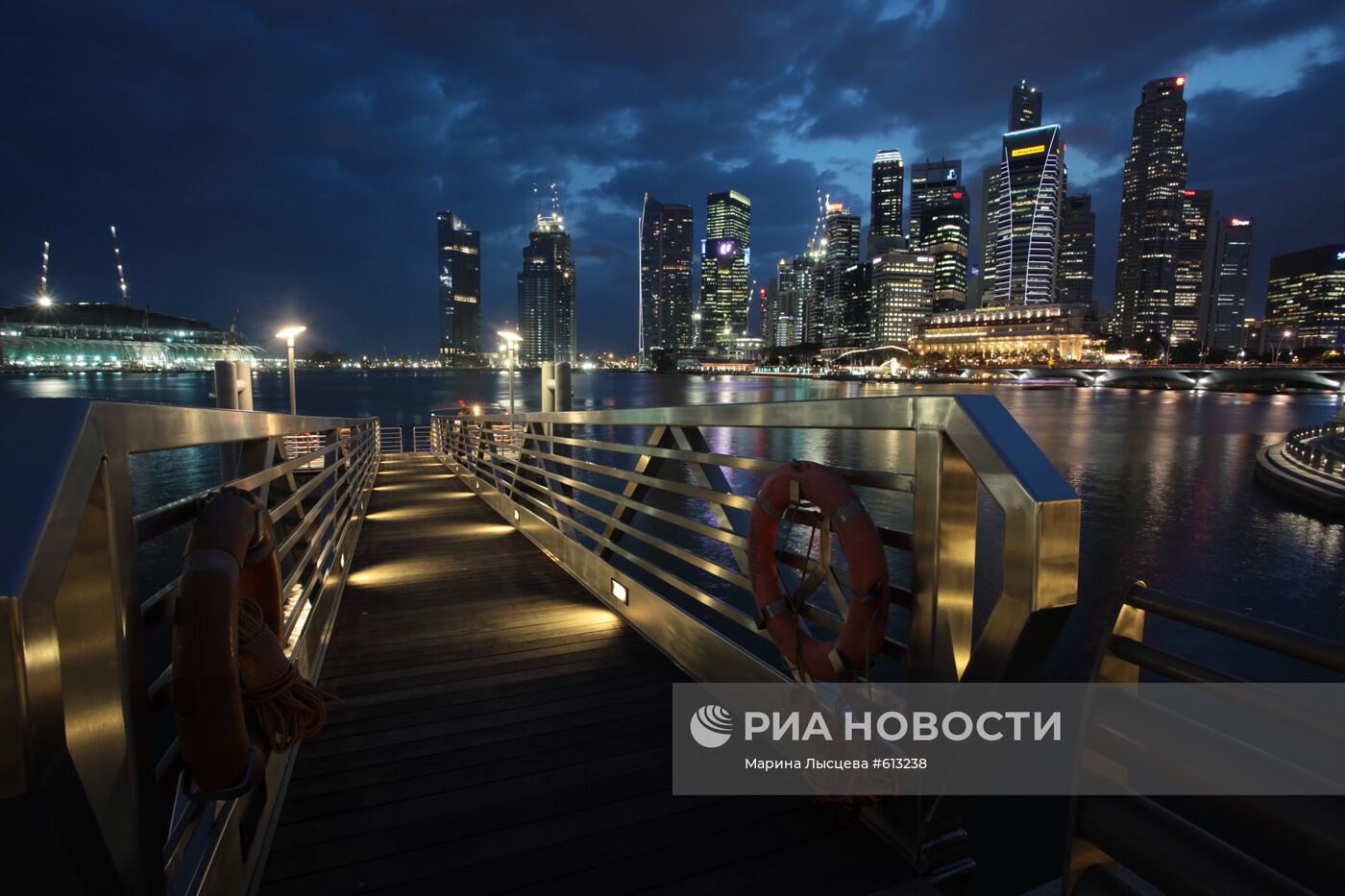 Вид на башни "Сити" и Singapore river