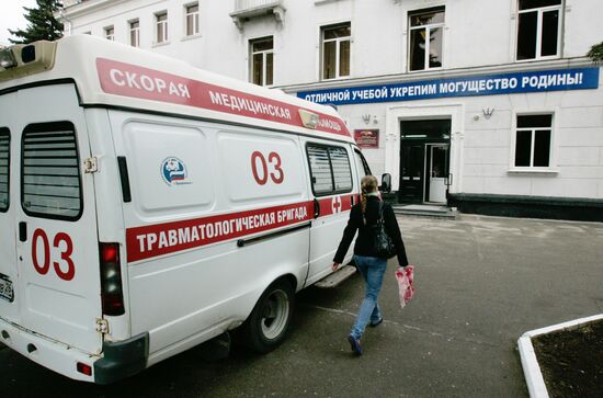 Машина скорой помощи на территории Ставропольского техникума