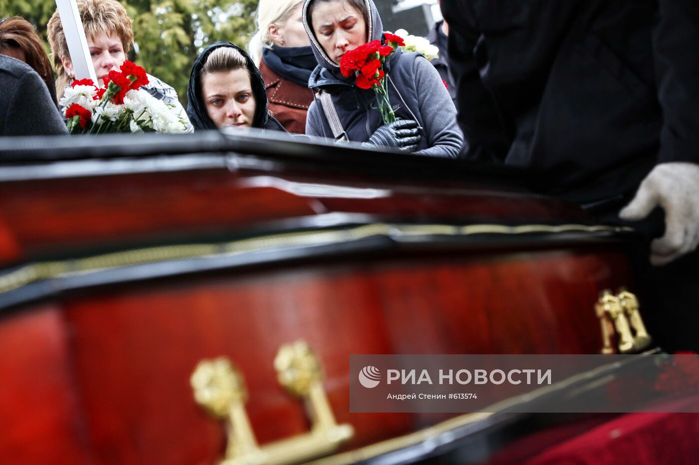 Похороны Анны Пермяковой, погибшей в результате теракта в Москве