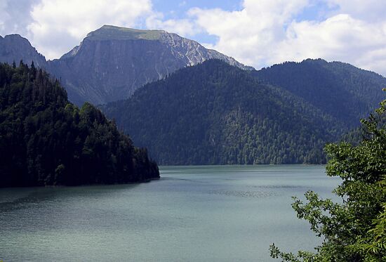 Рица - горное озеро на Западном Кавказе