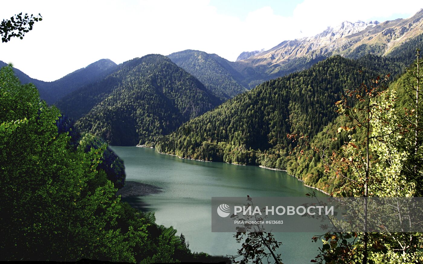 Рица - горное озеро на Западном Кавказе