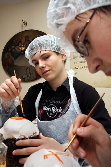 Изготовление куличей в православной гимназии во Владивостоке