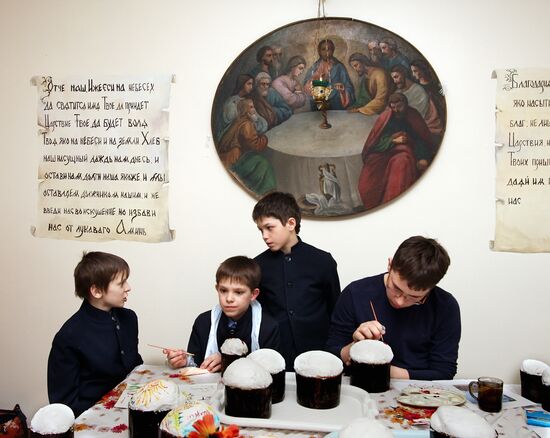 Изготовление куличей в православной гимназии во Владивостоке