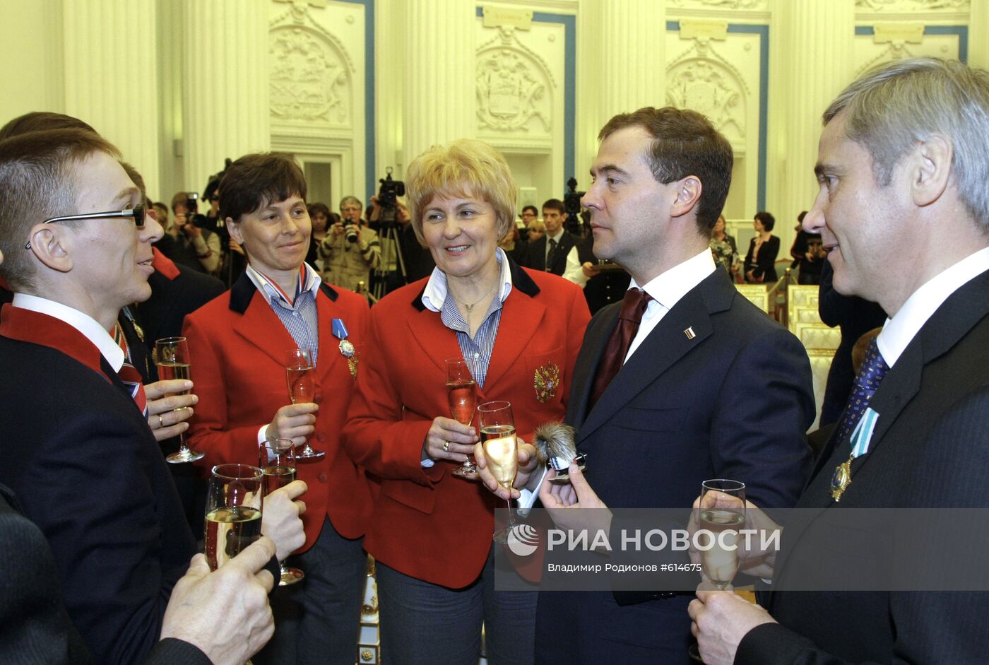 Д.Медведев встретился с участниками Паралимпийских игр