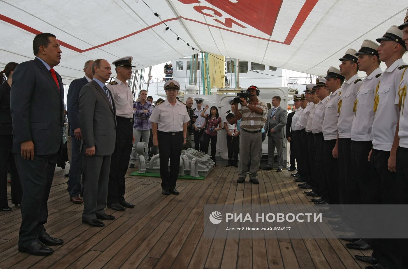 Владимир Путин и Уго Чавес посетили барк "Крузенштерн"