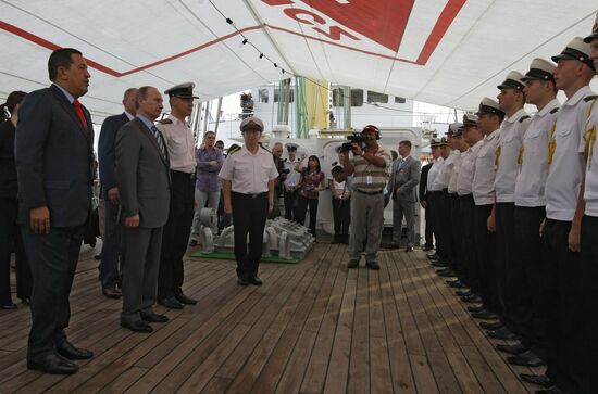 Владимир Путин и Уго Чавес посетили барк "Крузенштерн"