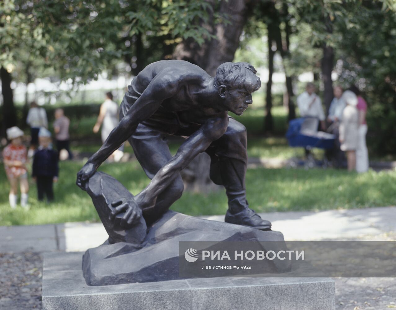 Скульптура "Булыжник - оружие пролетариата"