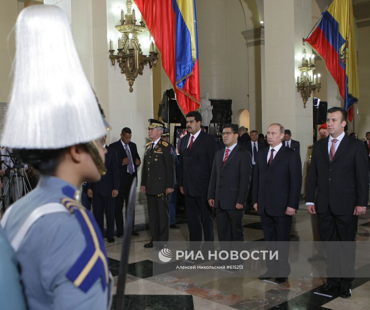 Владимир Путин возложил венок к могиле Симона Боливара