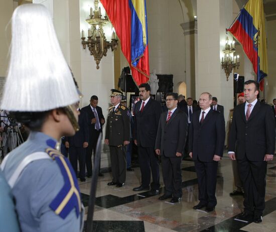 Владимир Путин возложил венок к могиле Симона Боливара