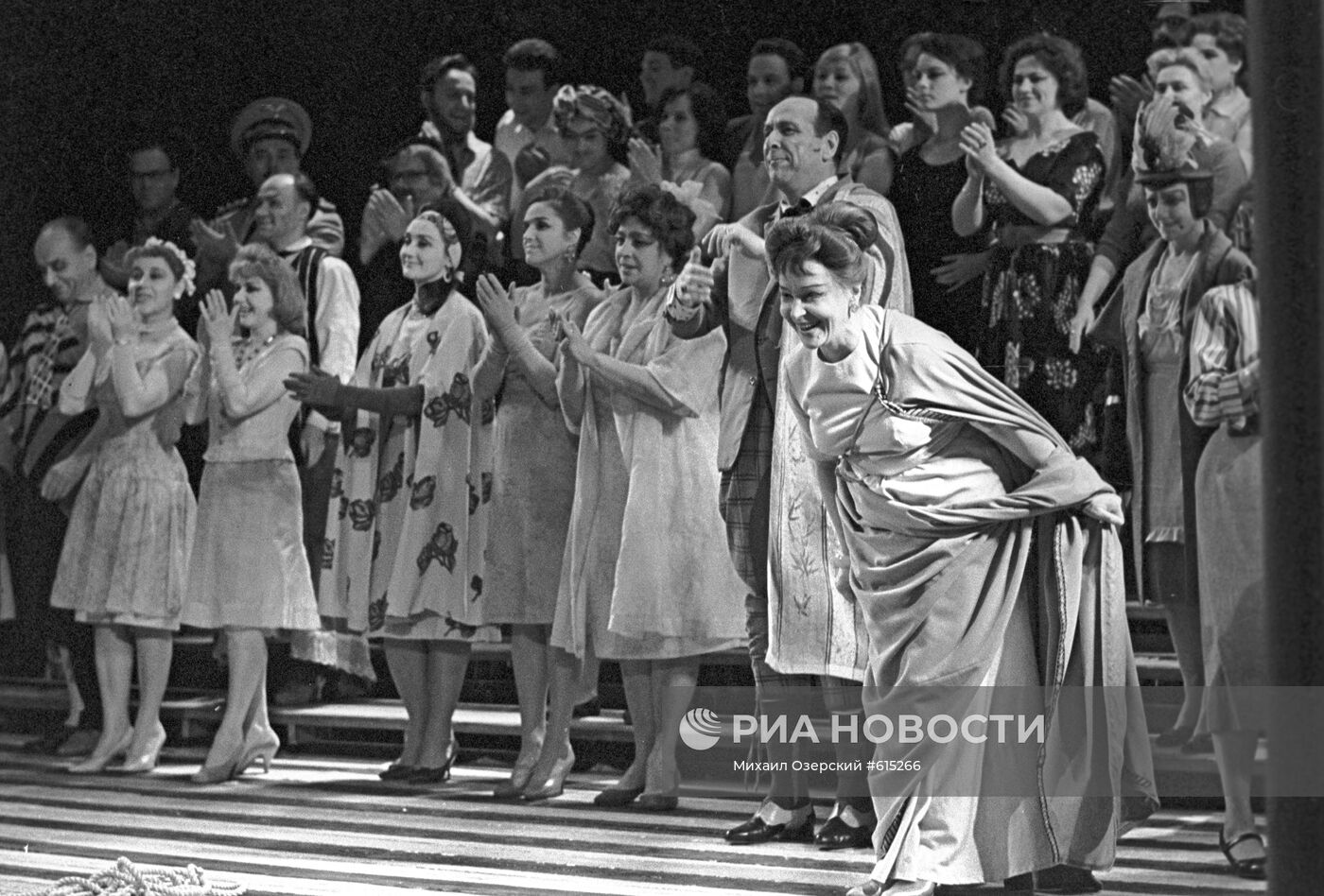 Артисты театра имени Евгения Вахтангова выходят на поклон