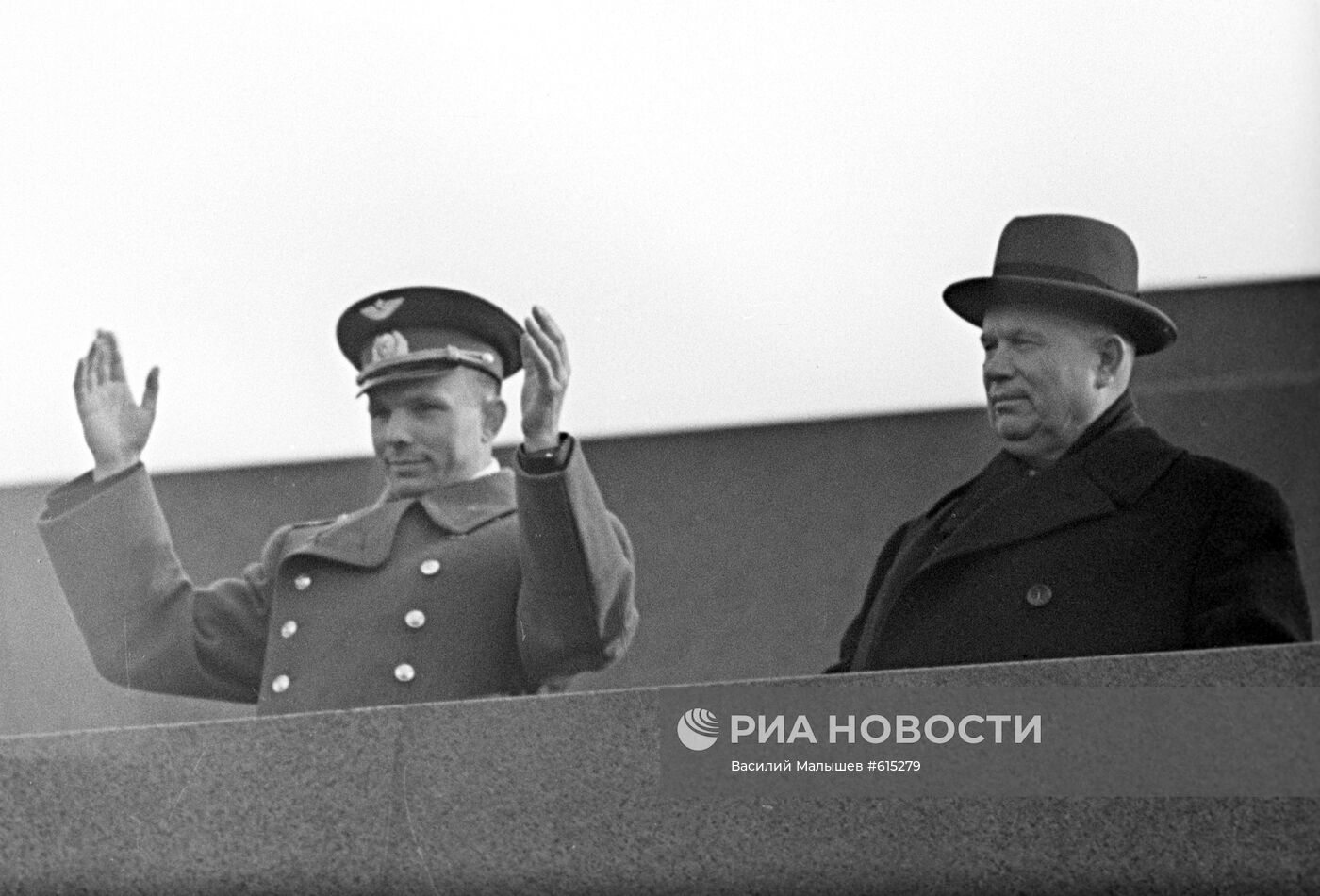 Юрий Гагарин и Никита Хрущев на трибуне Мавзолея