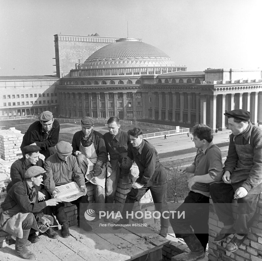 Трудящиеся Новосибирска читают сообщение о полете Юрия Гагарина