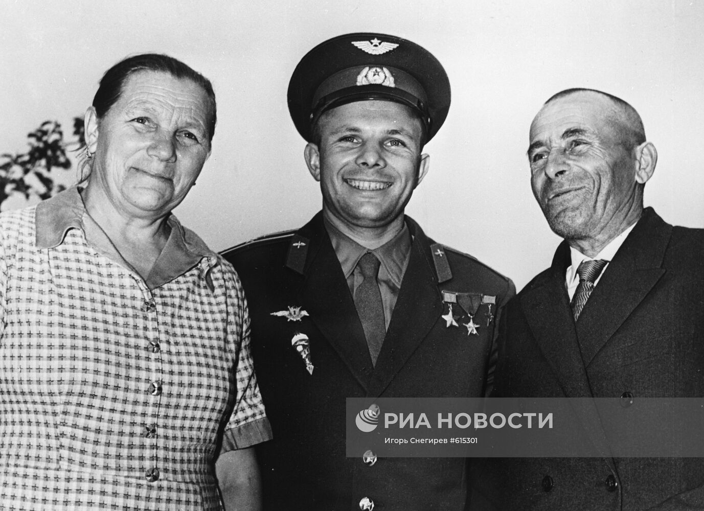 Юрий Гагарин с родителями