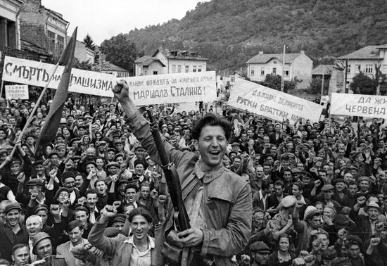 Болгарский народ встречает советских воинов
