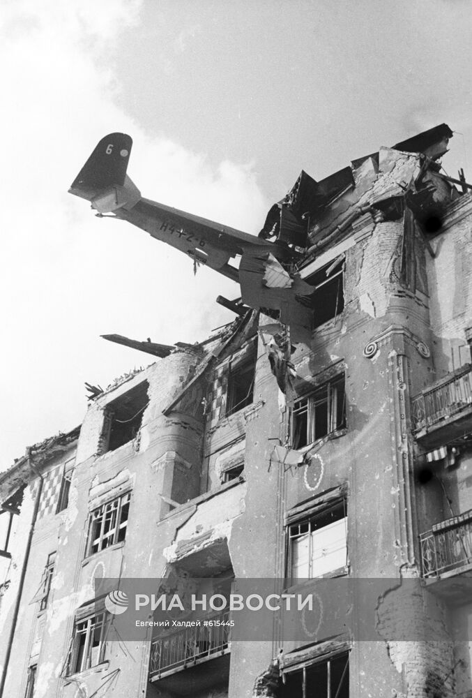 Немецкий транспортный самолет врезался в дом