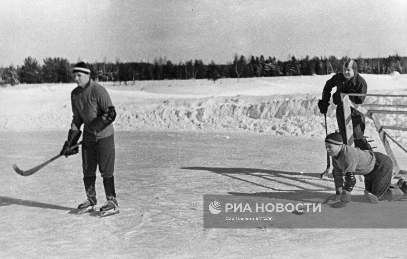 Ю. Гагарин, А. Леонов и П. Попович во время игры в хоккей