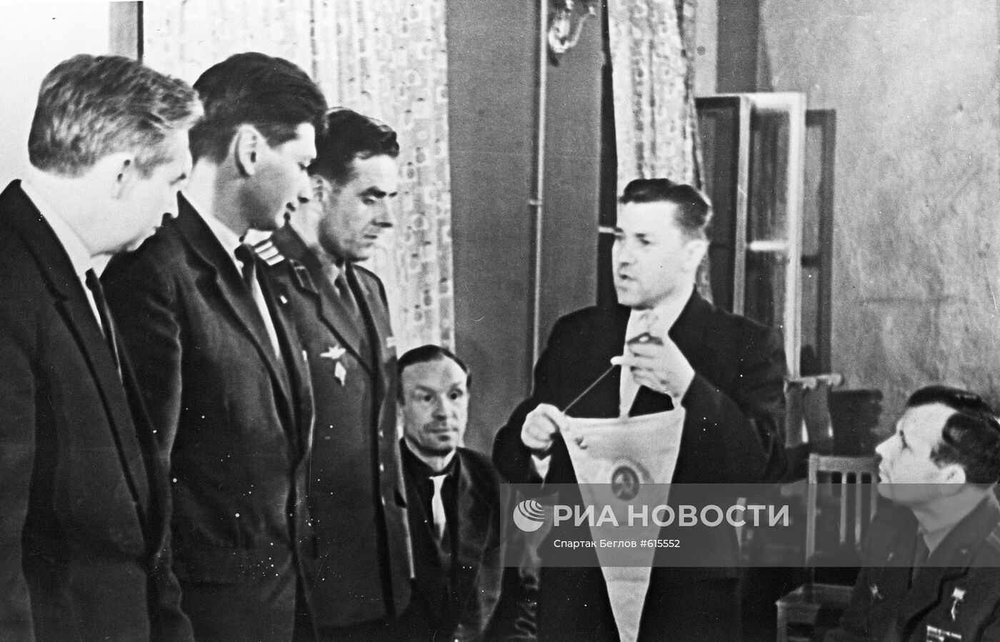 Советские космонавты и Иван Борисенко