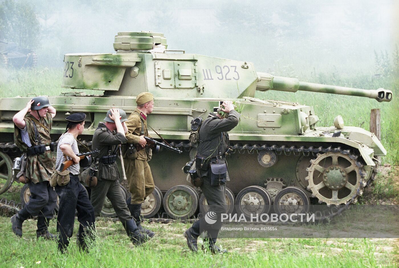 Сцена из исторической реконструкции Курской битвы