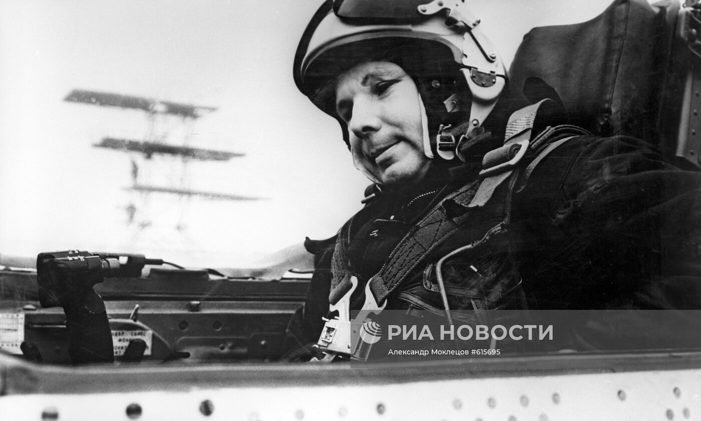 Юрий Гагарин в кабине самолета МИГ-21
