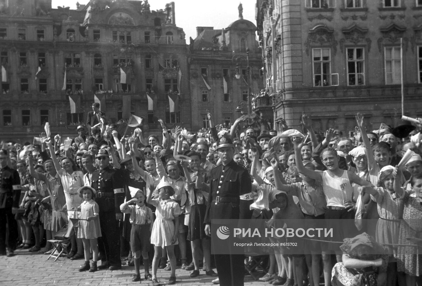 Жители Праги встречают советских воинов-освободителей