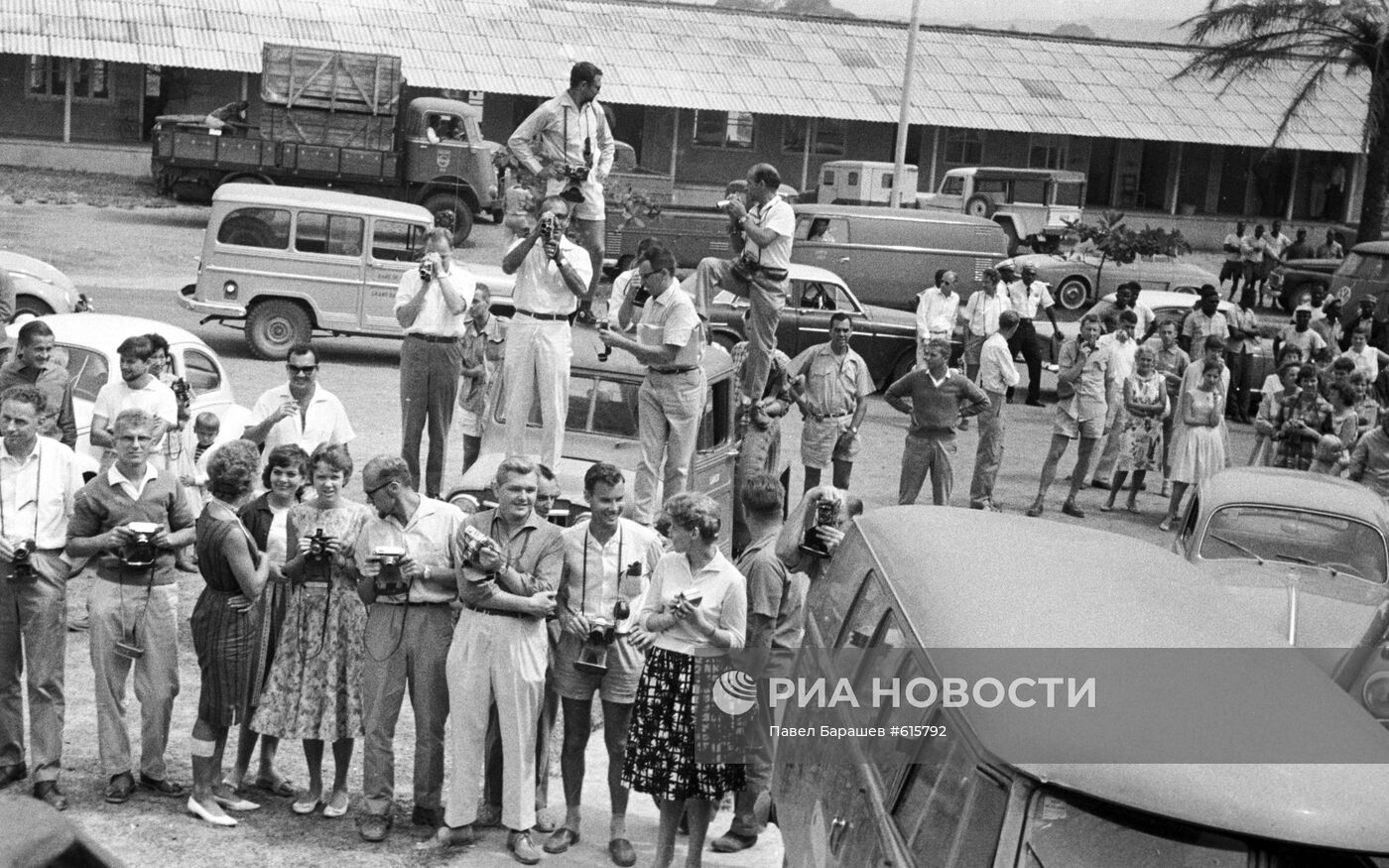 Жители Либерии встречают Юрия Гагарина