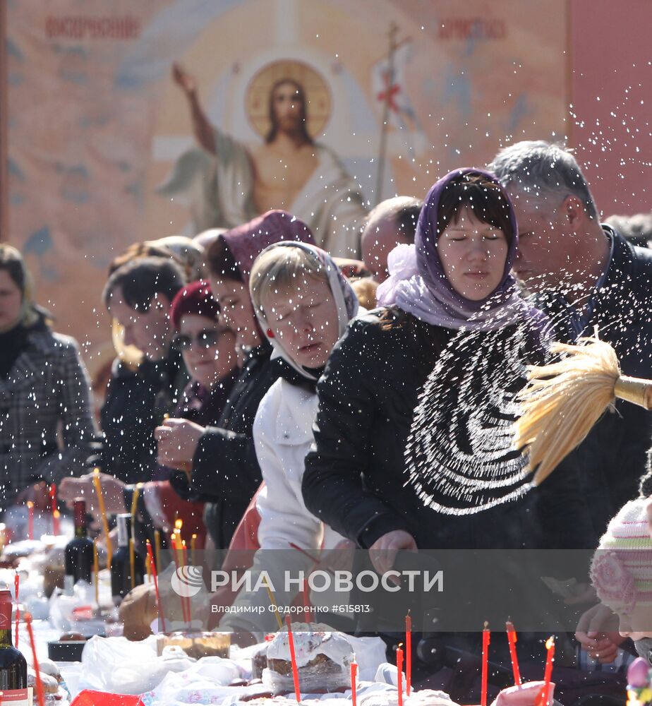 Освящение пасхальных куличей в Донском монастыре в Москве