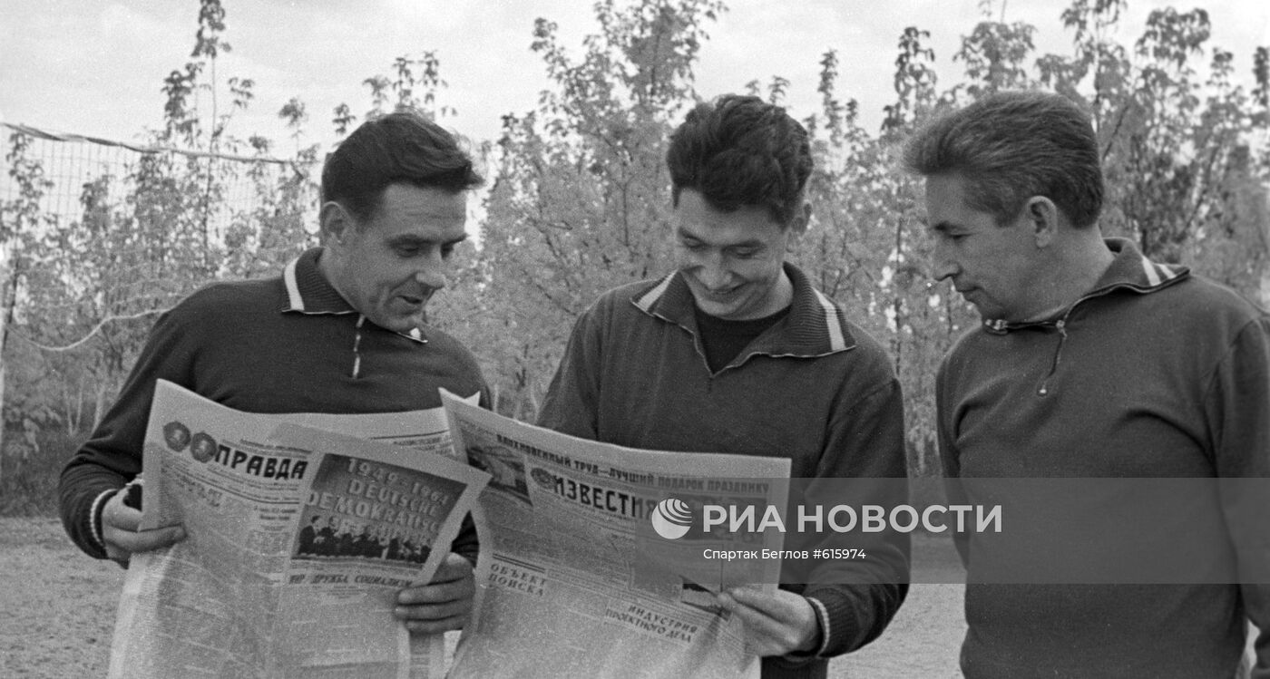 Космонавты СССР  Владимир Комаров, Борис Егоров и Константин Феоктистов