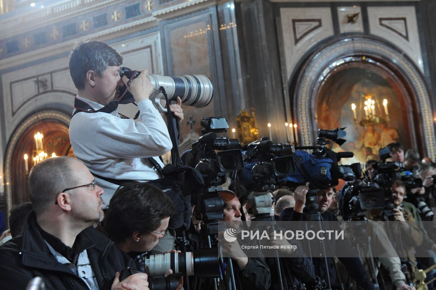 Работа журналистов в храме Христа Спасителя в Москве