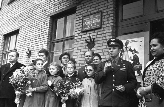 Юрий Гагарин с учениками чкаловской школы