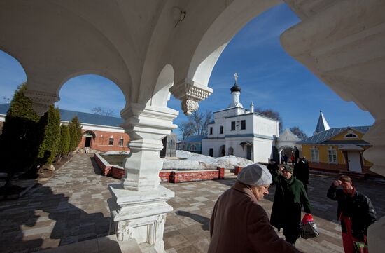 Верующие в Спасо-Преображенском мужском монастыре