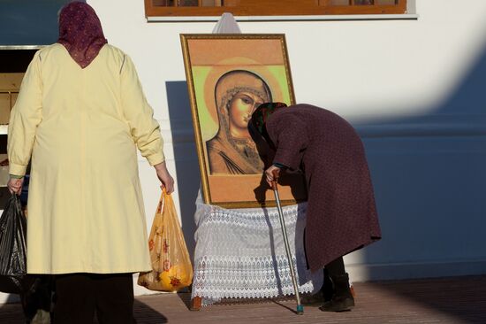 Верующие в Спасо-Преображенском мужском монастыре
