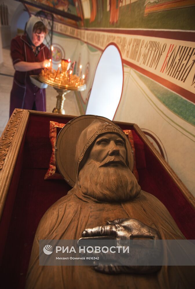 Рака с частицей мощей и скульптурным образом Илии Муромца