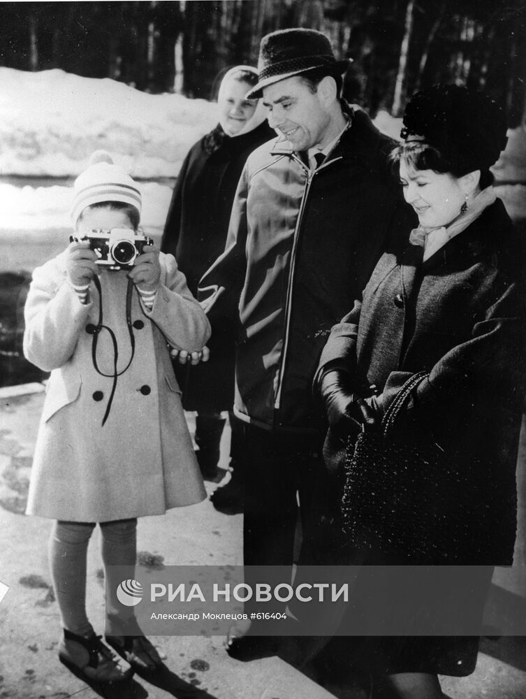 Владимир Комаров с семьей на прогулке