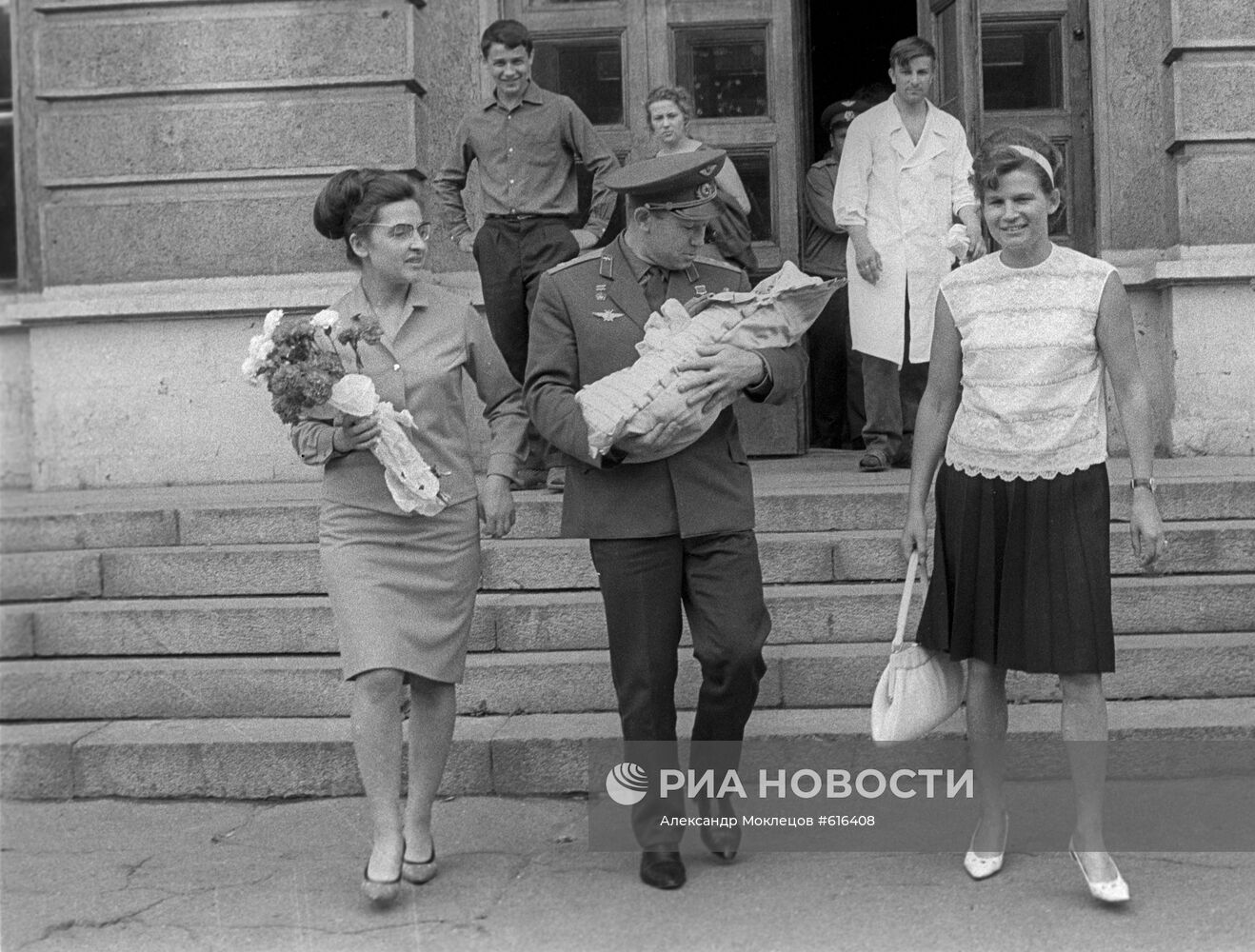 Алексей Леонов забирает из родильного дома жену и дочку | РИА Новости  Медиабанк