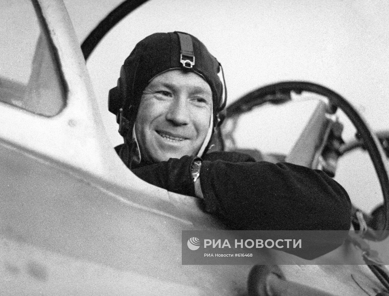 А. Леонов после тренировочного полета на реактивном самолете