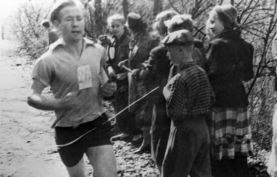 Алексей Леонов на соревнованиях по легкой атлетике