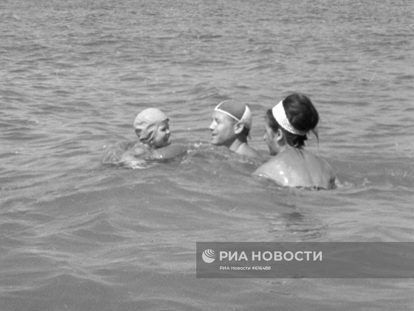 Алексей Леонов с семьей