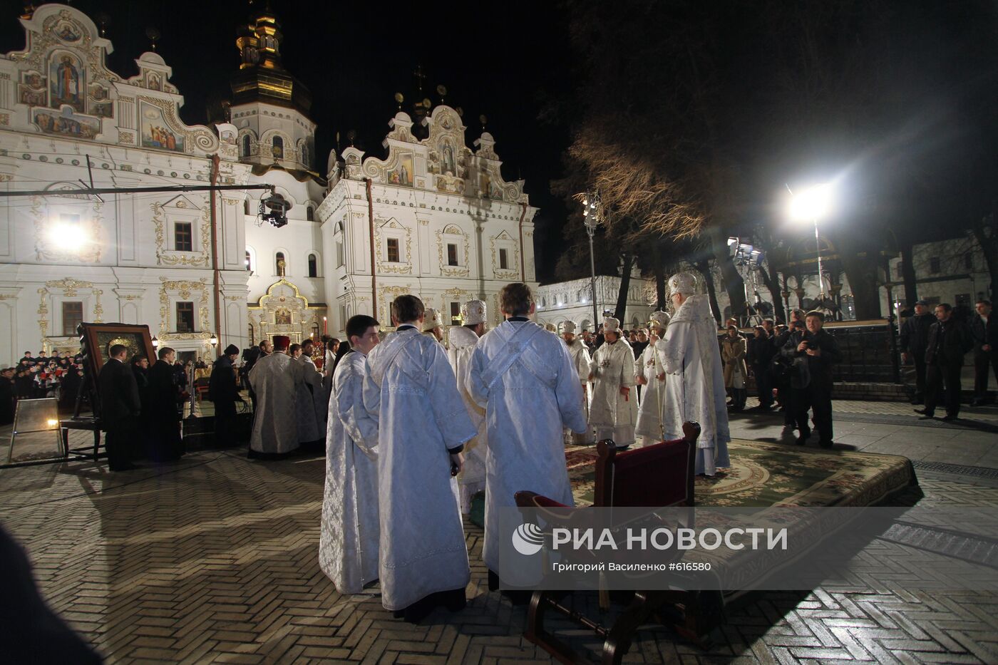 Праздничное пасхальное богослужение в Киево-Печерской Лавре