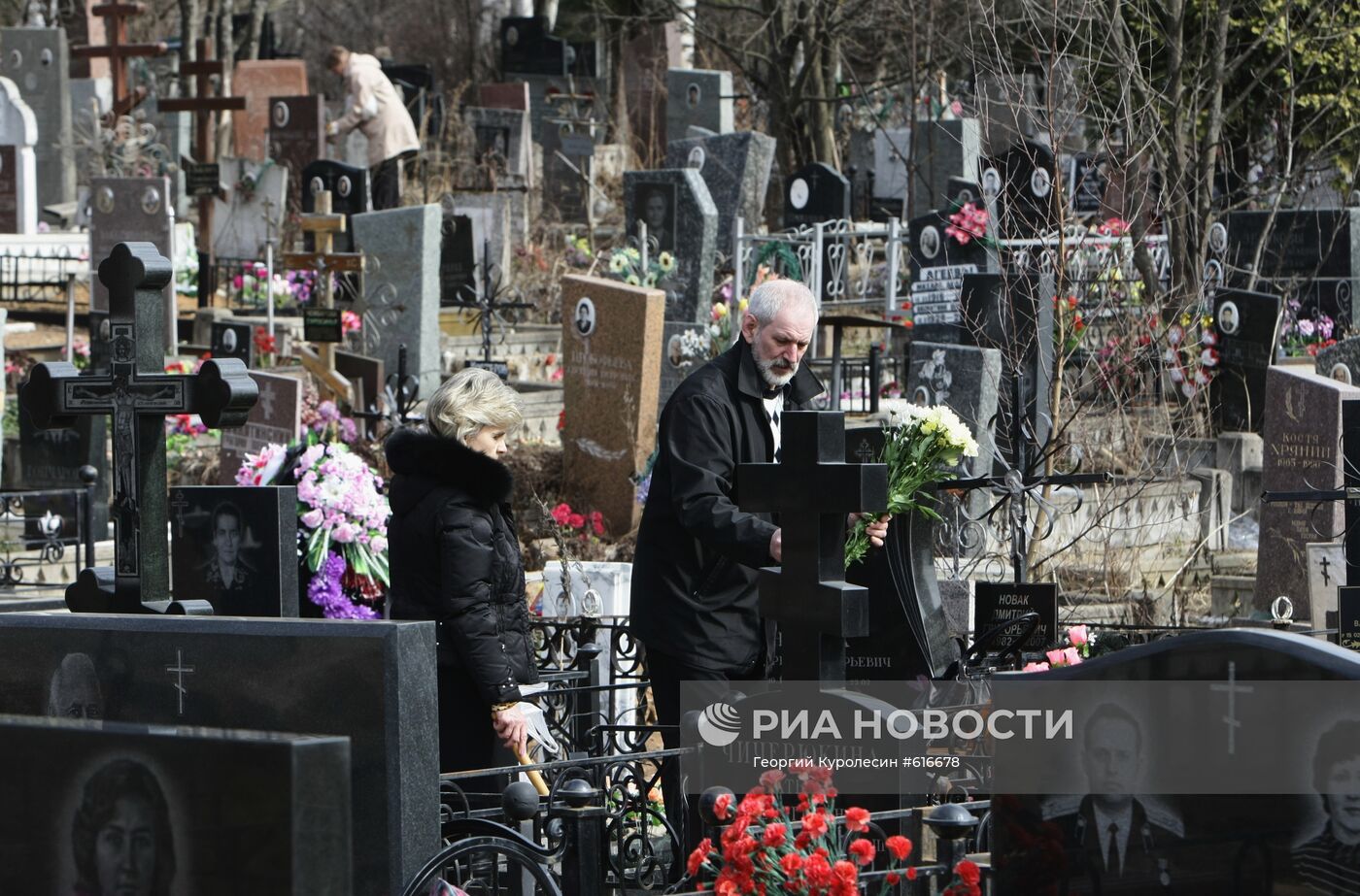 Москвичи на Митинском кладбище в Пасху