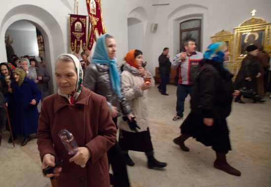 Верующие в соборе Преображения Господня