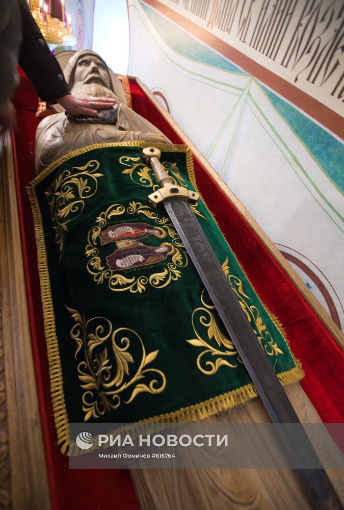 Рака с частицей мощей и скульптурным образом Илии Муромца