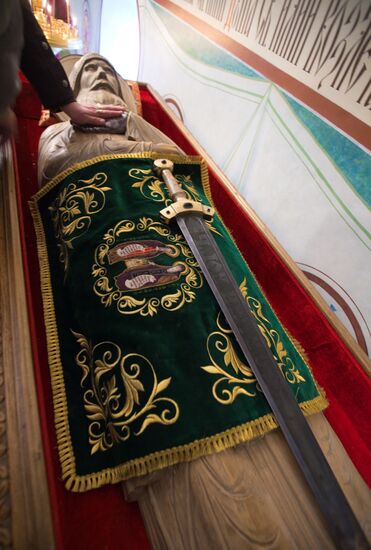 Рака с частицей мощей и скульптурным образом Илии Муромца