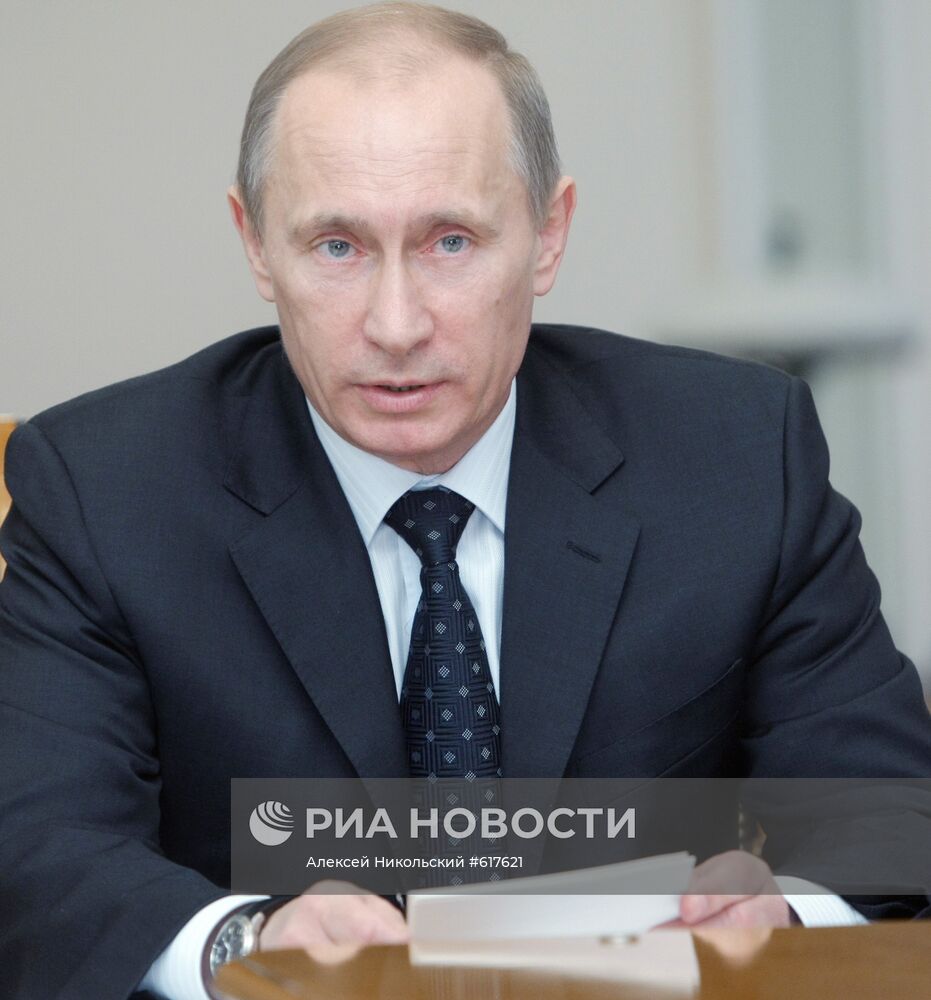 Премьер-министр России В.Путин провел совещание в Ново-Огарево