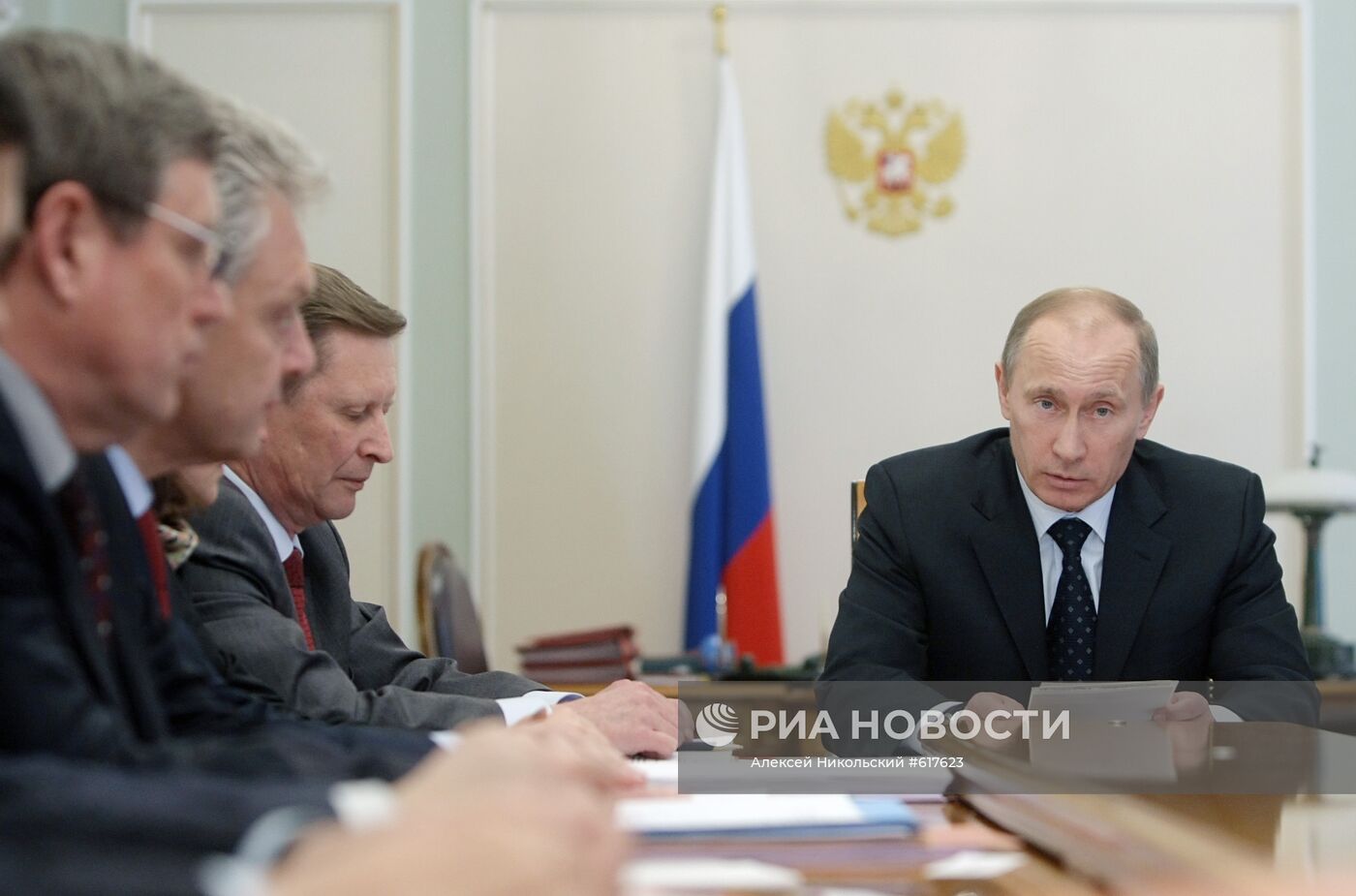 Премьер-министр России В.Путин провел совещание в Ново-Огарево