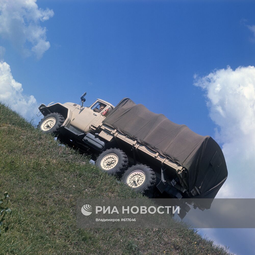 Армейский грузовик ЗИЛ-131