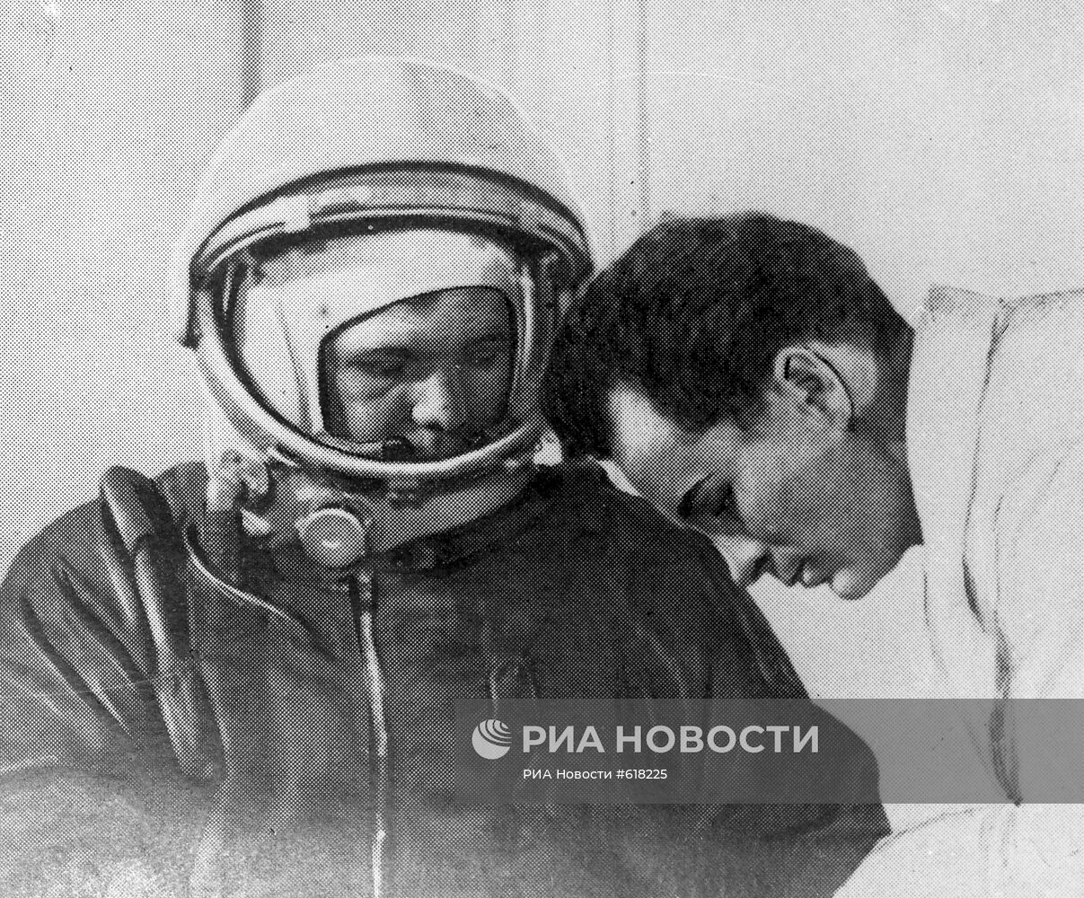 Юрий Гагарин перед историческим полетом в космос