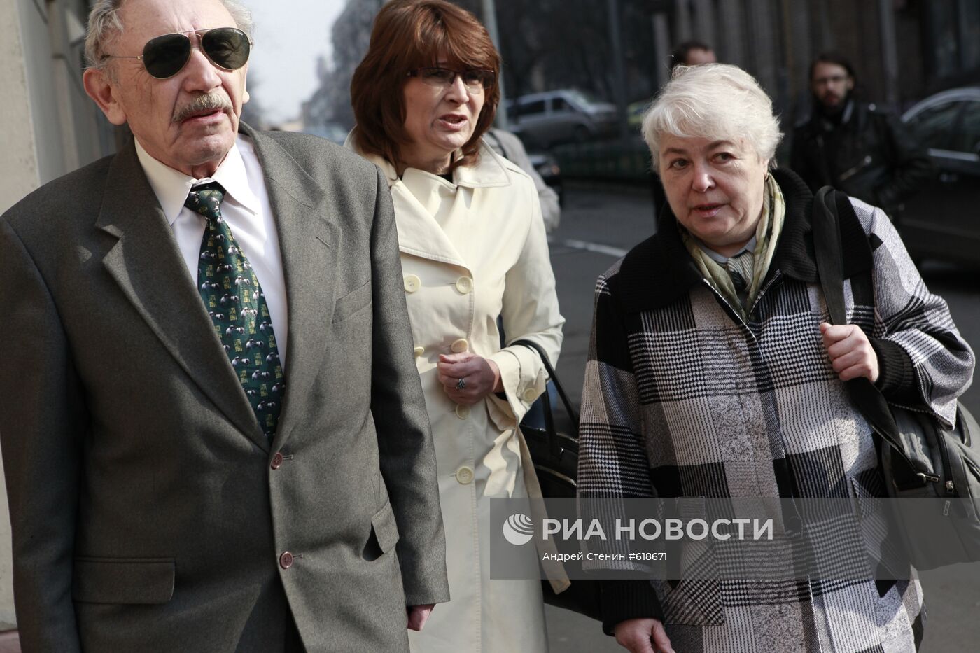 Родители Михаила Ходорковского в Хамовническом суде Москвы